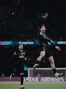 PSG 5–2 Chelsea: Kvaratskhelia’s Late Brilliance Leaves Blues Facing Uphill Battle