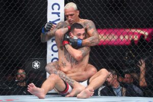 Oliveira Dominates Holloway with Grappling Masterclass at UFC 326