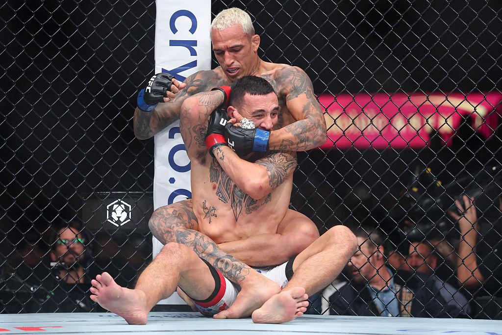 Oliveira Dominates Holloway with Grappling Masterclass at UFC 326